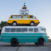 Een wegwijzer op een fiets op een busje op een bus