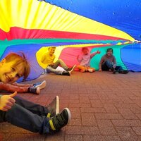Kind onder parachute
