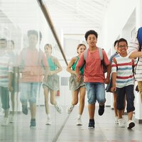 Lopende kinderen in een schoolomgeving