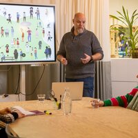 Een persoon die uitleg geeft over huurdiscriminatie