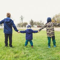 Helpende persoon met kinderen