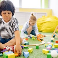 2 kinderen spelen met houten blokken