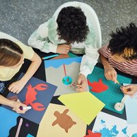 Kinderen knutselen aan een tafel