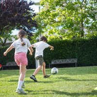 Kinderen die voetballen