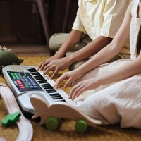 Kinderpiano met kinderen erbij