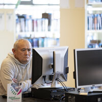 oudere man achter een computer
