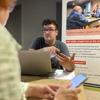 Man geeft uitleg over telecomdiensten