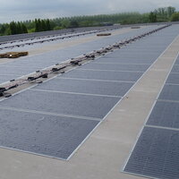 foto van het plat dak met lichtgewicht zonnepanelen