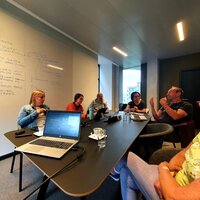 Tafel waarrond mensen zitten 