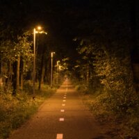 Verlichte fietssnelweg. 