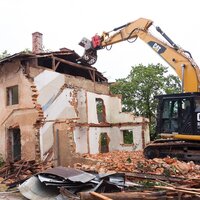 woning die met kraan gesloopt wordt