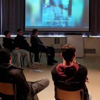 Mensen kijken naar een presentatie