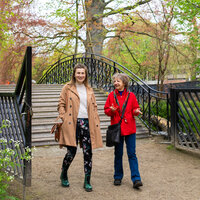 2 personen die aan buddywerking doen