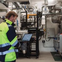 medewerker Fluvius in technische ruimte