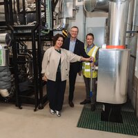 2 schepenen van de stad Roeselare en Fluvius medewerker in technische ruimte