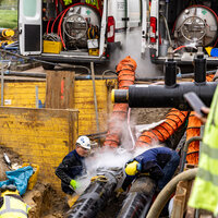 arbeiders aan het werk bij de aanleg van het warmtenet