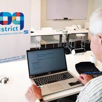 man met laptop