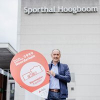 persoon voor sporthal in Kapellen
