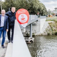 3 personen aan kanaal in Schoten