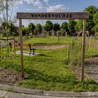 Gert Arijs - foto gerealiseerd project, met toegangsconstructie met opschrift 'Wonderwoudje'