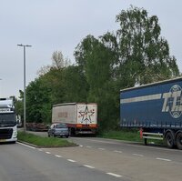 Vrachtwagens langs de weg 