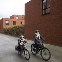fietsers tussen woongebouwen
