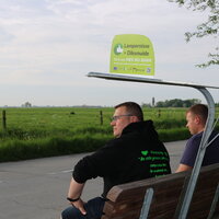 Mannen die wachten op een bankje