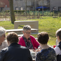 Mensen die aan een bank zitten te eten