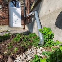 foto van afvoerpijp die water naar een wadi leidt om te infiltreren