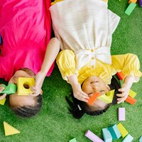 2 kinderen met blokjes