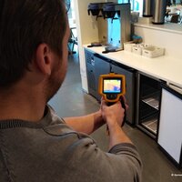 Energiecoach die een scan uitvoert