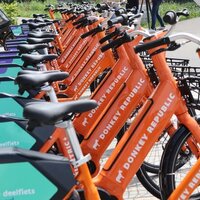 Allemaal oranje fietsen van Donkey op een rij. 