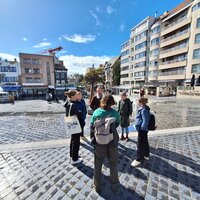 Groep die rond de wijkverbeteringskaart staat