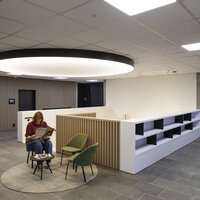 Vrouw die krant leest in gemeentehuis 