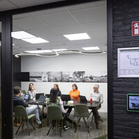 Vergaderzaal waar mensen vergaderen