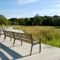 Bankjes met uitkijk op groen