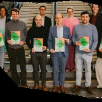 College van burgemeester en schepenen met document meerjarenplan in de hand