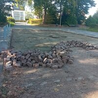 hoopje stenen op oude parking