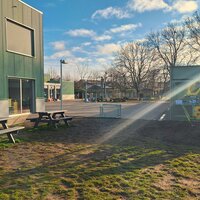 Vergroende speelplaats met bomen