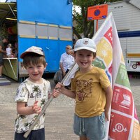 Kinderen zwaaien met SDG-vlag