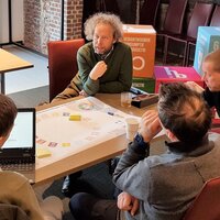 Medewerkers doen de SDG-cirkeloefening.