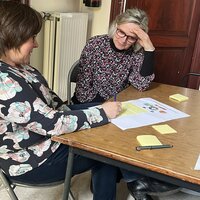 Medewerkers brainstormen over nieuwe beleidsacties aan de hand van een SDG-oefening.