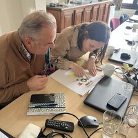 Medewerkers brainstormen over nieuwe beleidsacties aan de hand van een SDG-oefening.