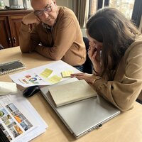 Medewerkers brainstormen over nieuwe beleidsacties aan de hand van een SDG-oefening.