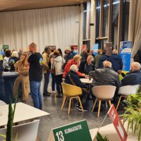 praattafel met burgers en bestuur tijdens de infomarkt over het MJP