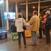 Burgers bekijken een video waarin de burgemeester het MJP en de link met de SDG's voorstelt