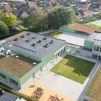 Luchtfoto met groendaken en vergroende speelplaats