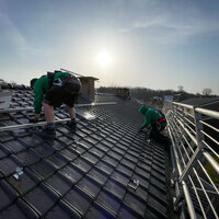 foto installatie zonnepanelen op een dak