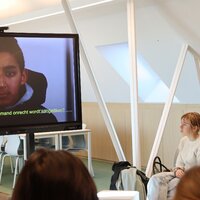 Leerlingen kijken naar een scherm