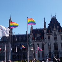 Stadhuis Brugge met regenboogvlag